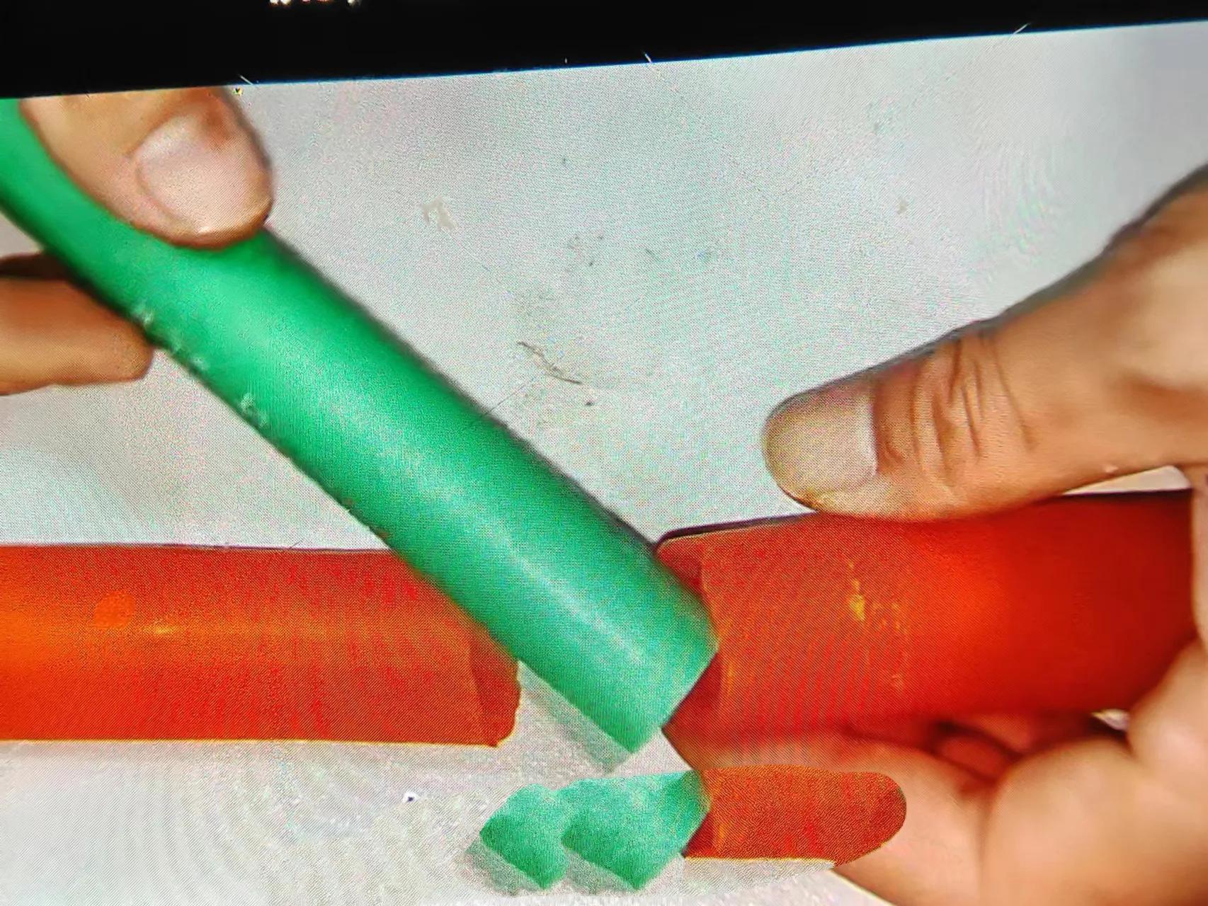 2根一样粗的水管怎么接在一起,2根塑料水管怎么接起来