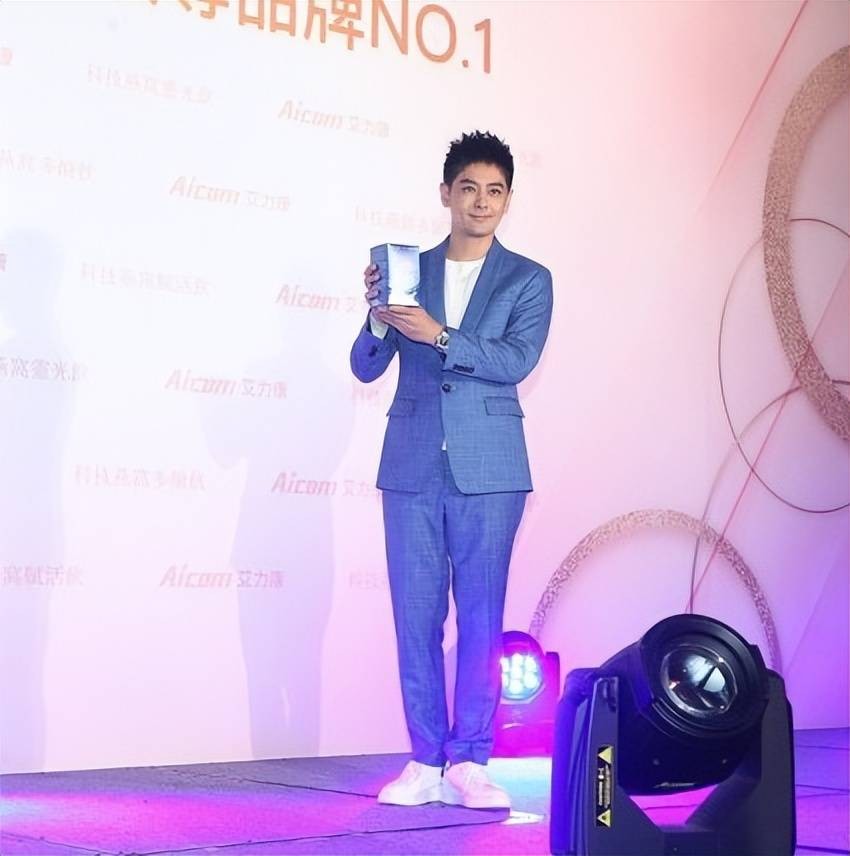 十位穿西装的男明星你最喜欢谁,穿西装很帅的一个男的