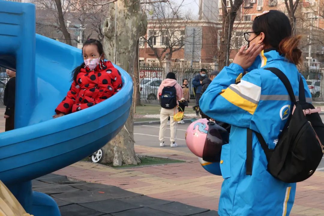 火锅店老板娘破产带着*女幼**跑闪送，每天挣够200元就回家