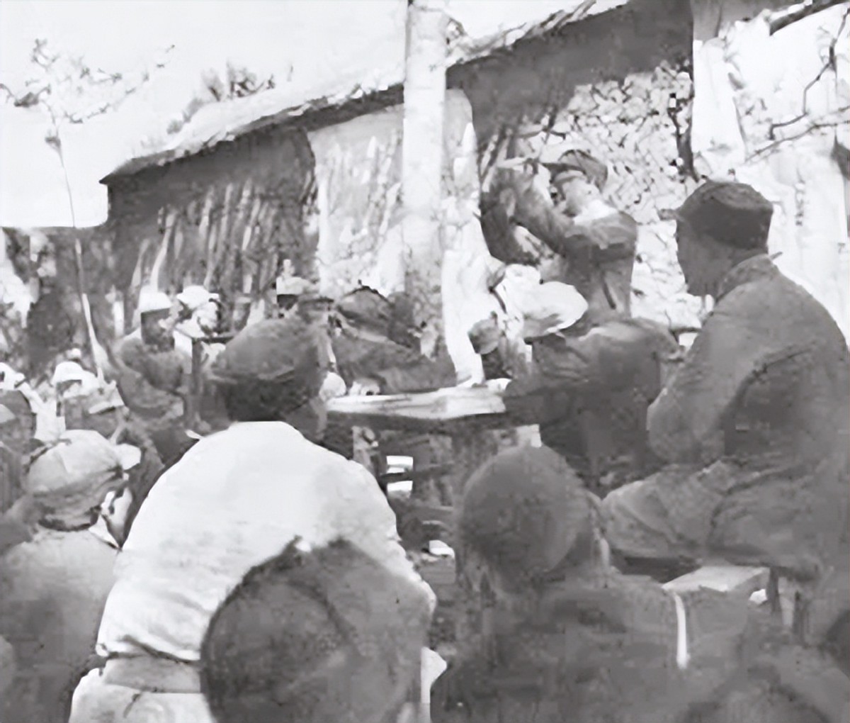 2002年万里到深圳莲花山，望见*小平邓**雕像，寒风中深深鞠了三个躬