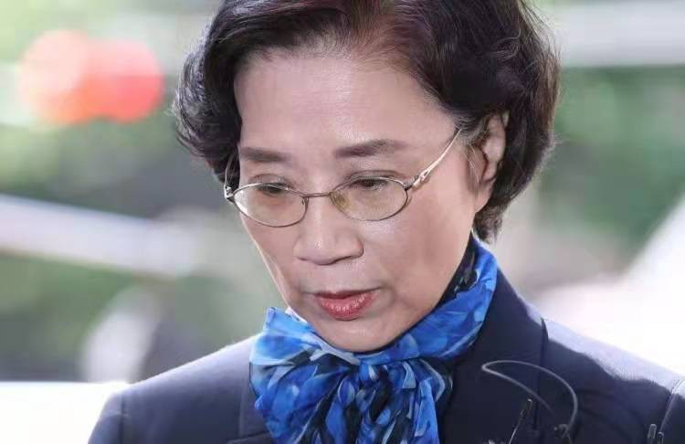 韩国“恶魔千金”：姐姐逼停飞机，妹妹一杯水泼掉2000亿