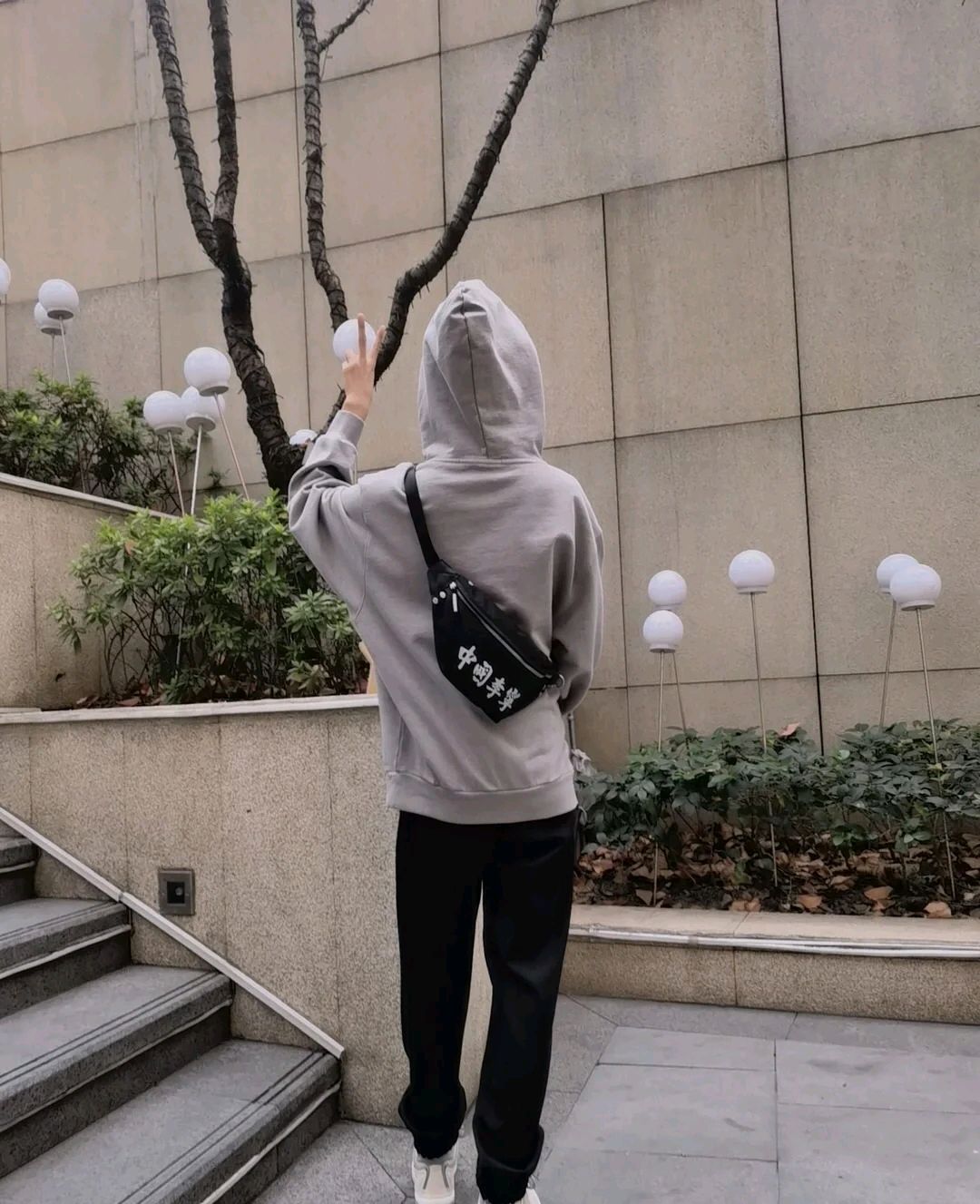 时髦的女人都穿卫衣减龄又好看,减龄卫衣穿出青春活力范