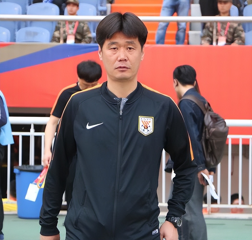 青岛足球教练李霄鹏,李霄鹏鲁能换帅视频