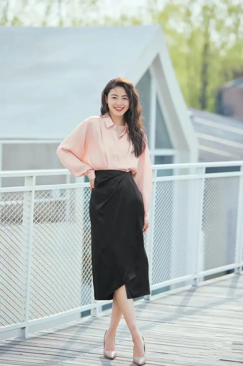 秋季纯棉粉色衬衫的多种穿法,韩版粉色宽松前短后长衬衣穿法