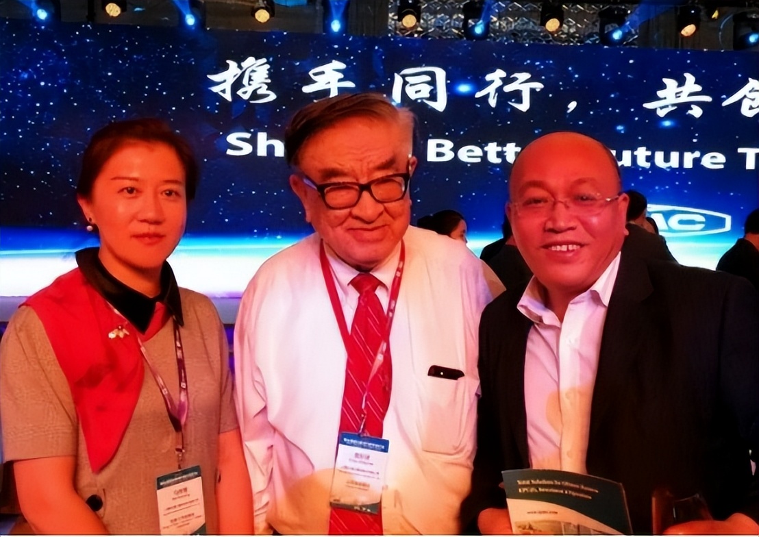 从被西方*锁封**到垄断美国90%市场,登顶世界第一,振华重工凭啥?