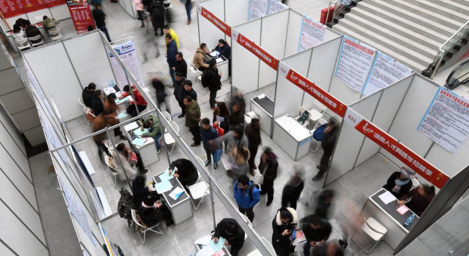 “三和大神”重启人生：那些住网吧、混日结的躺平者，已逆风翻盘