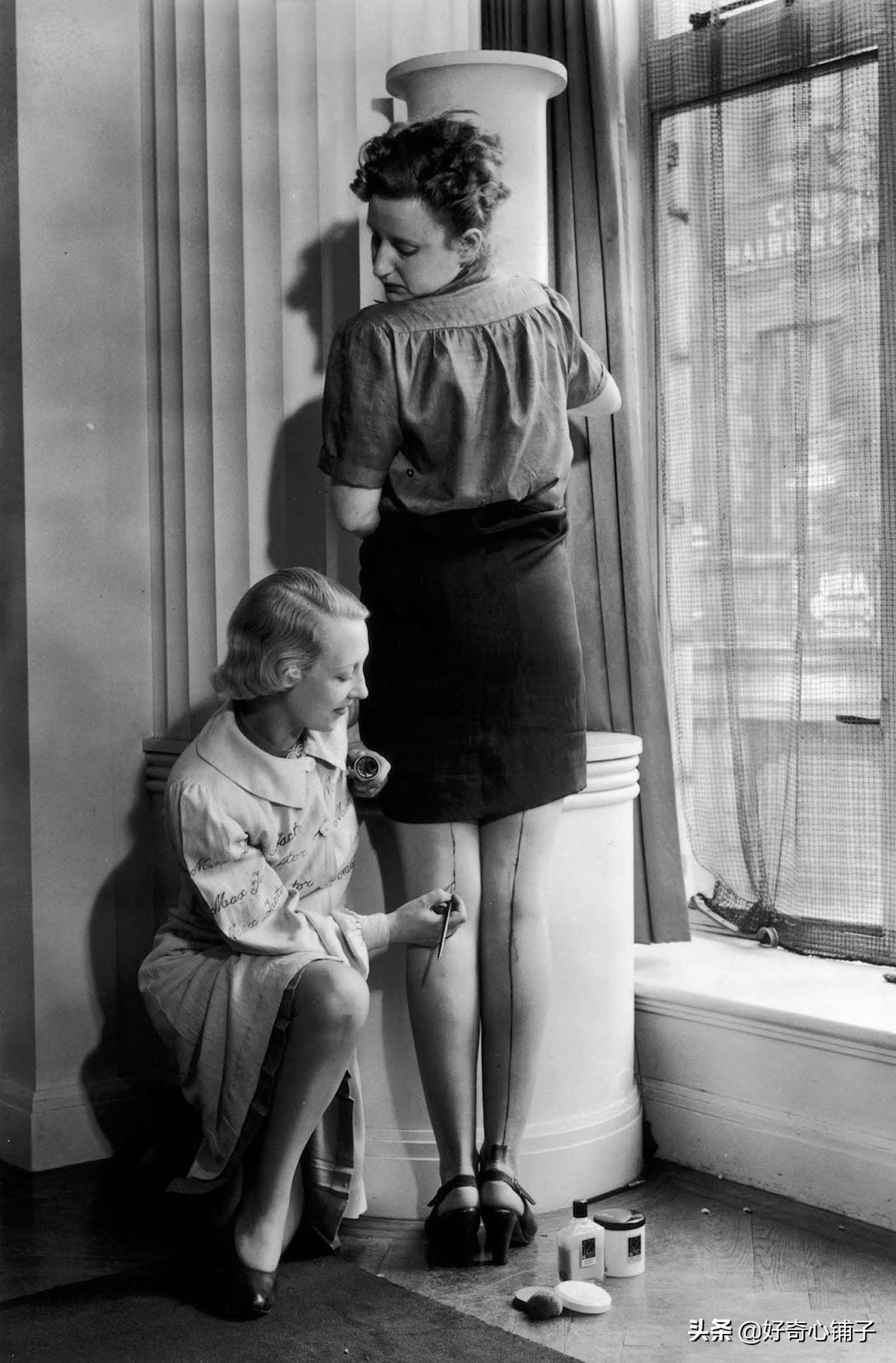 尼龙短缺时代:美国女性在腿上画出来尼龙*袜丝**