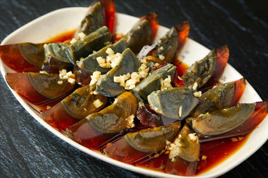 简单凉拌皮蛋的正确方法和配料,做凉拌皮蛋的皮蛋要煮一下不