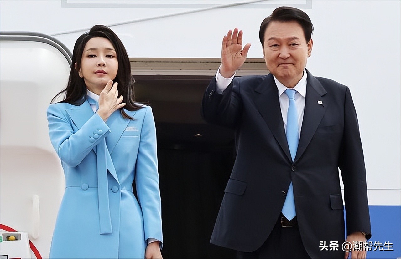 韩国夫人穿黑色风衣出访,韩国夫人穿着打扮