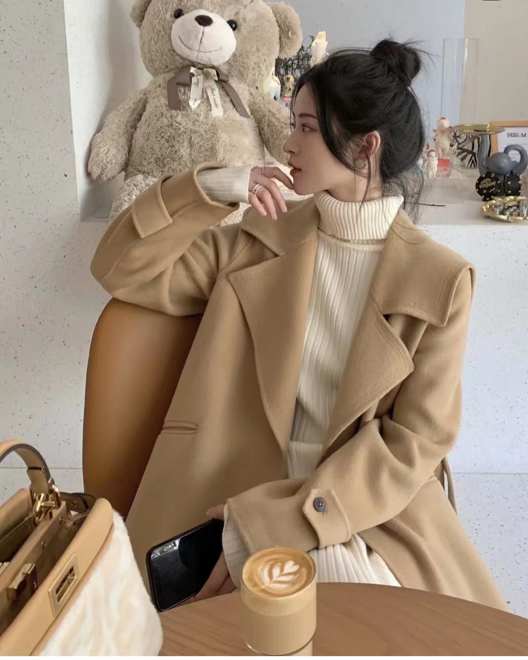 驼色大衣打底配什么颜色显高级,怎样选驼色大衣高级