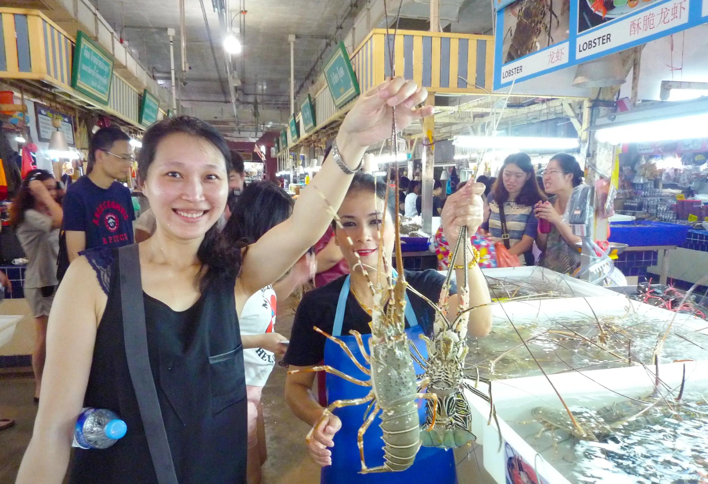 出国旅游一定要去当地吗,去泰国旅游外国人需要给小费吗