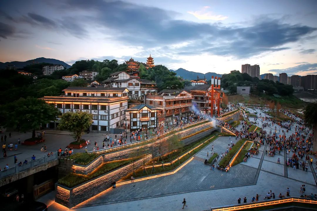 踩细沙、捧江水…来滨江公园邂逅浪漫