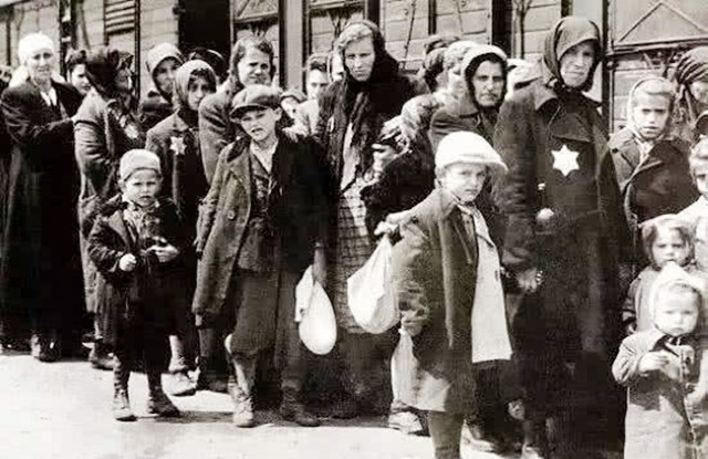 纳粹处决犹太人，两天枪毙三万多人，行刑前还拍照留念