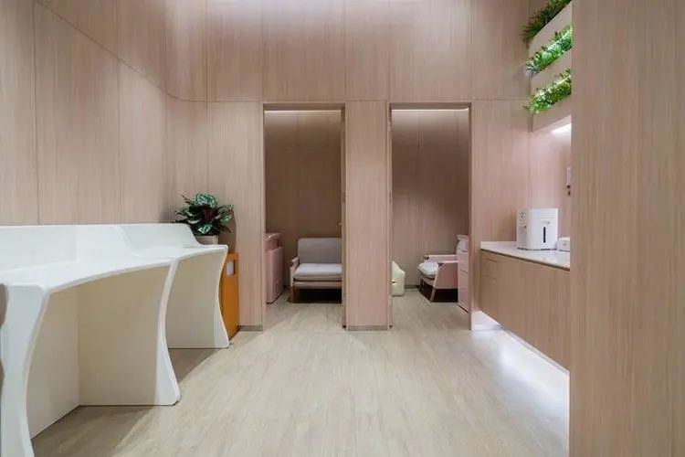 公共厕所门下为什么有缝,公共厕所门下为什么要空一截