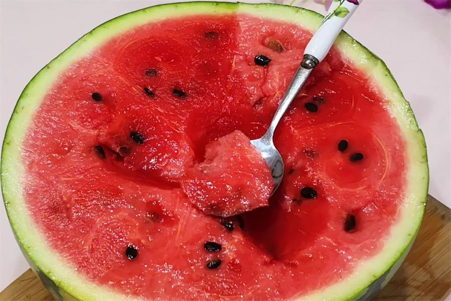 夏季西瓜是“常客”，西瓜能天天吃吗？吃多了会不会上火？