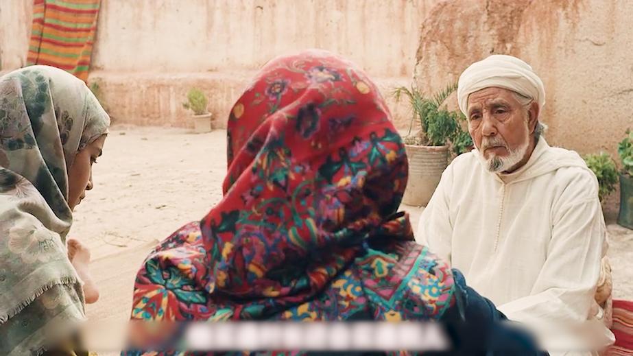 揭露印度女性悲惨的电影，孕妇上山挑水男人在家玩乐，越看越揪心