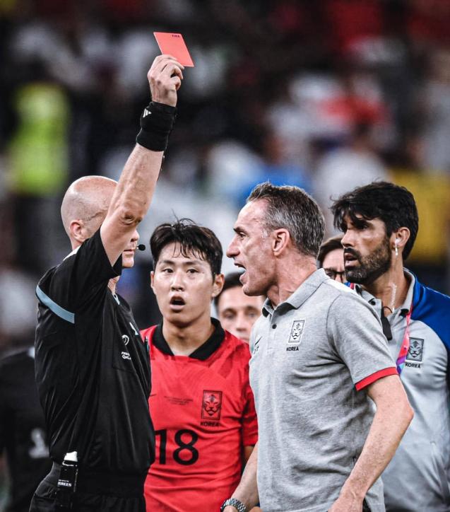 天道有轮回！韩国队挑衅裁判吃红牌，多国球迷拍手称快