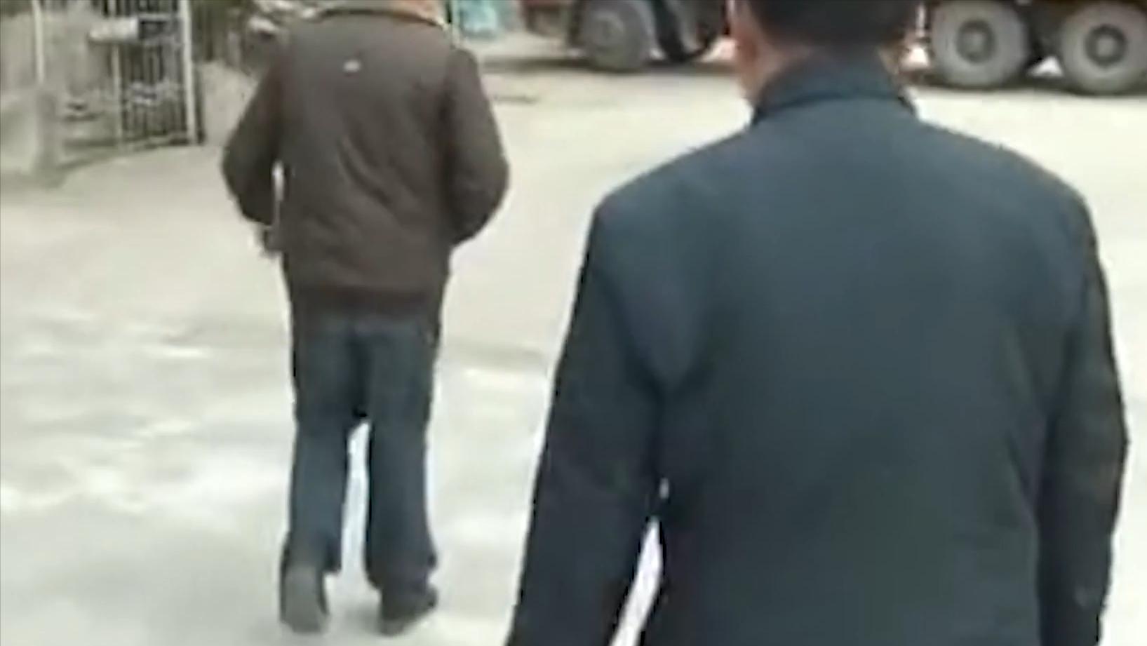 六旬老人晕倒医生急救援,八旬医生抢救老人