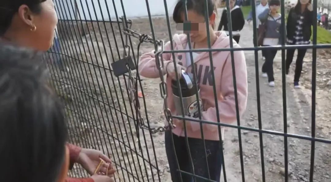 “图书馆最窒息的一幕”冲上热搜，暴露当下年轻人面临的残酷困境