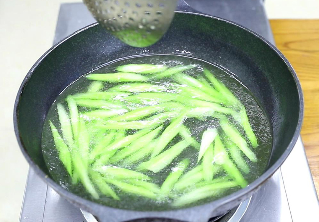 中老年人常吃五种食物补钙最好,中老年人喝牛奶还是奶粉补钙好