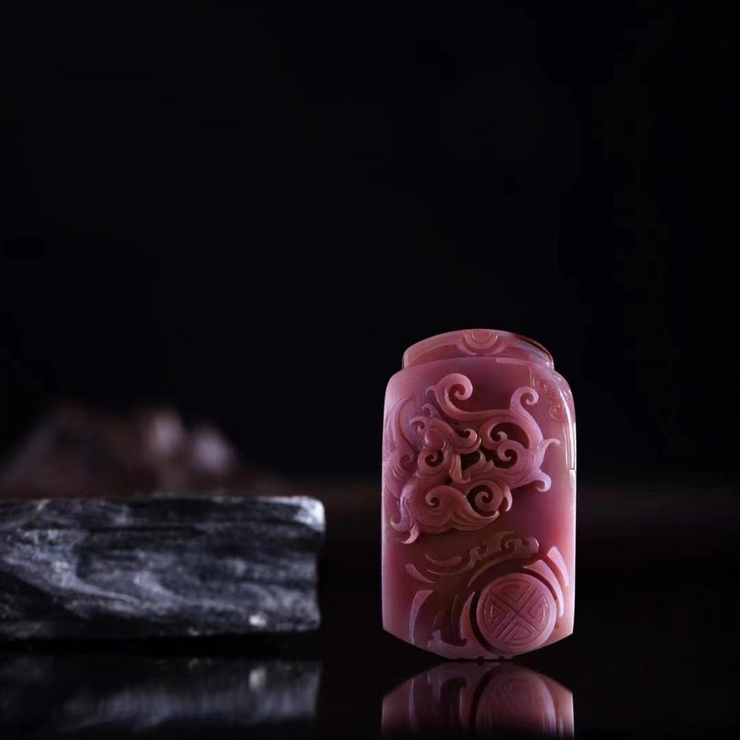 红色迷人眼，雕石入魔障，却要为五斗米折腰？