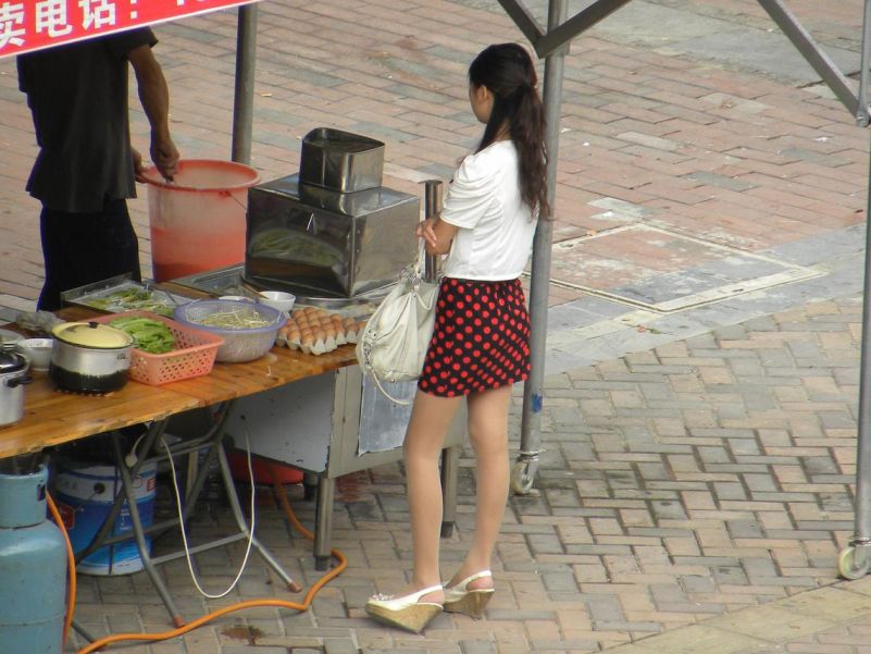 美少女在街边买肠粉，背影漂亮，让路人流连忘返！