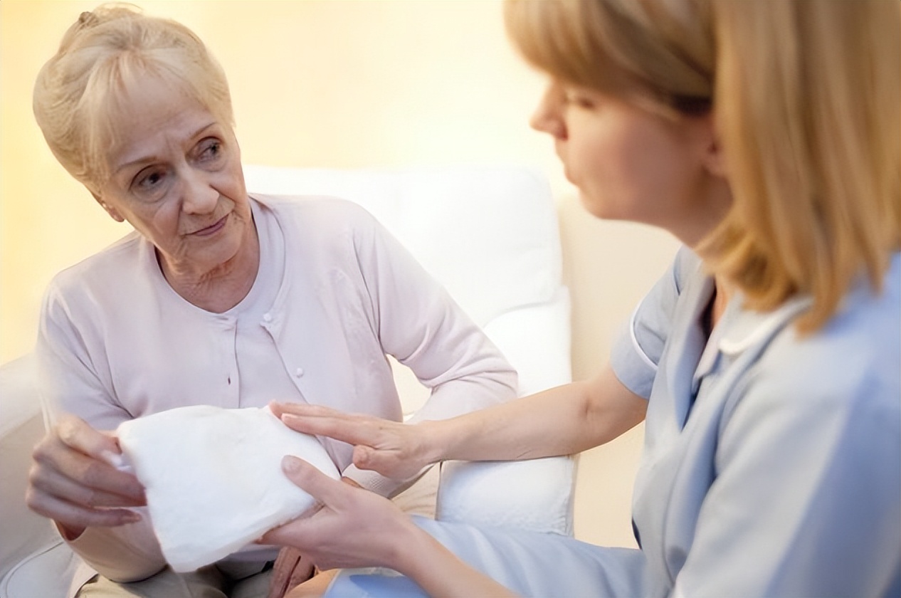 女性在50岁左右时会迎来绝经期,女人过了55岁开始衰老