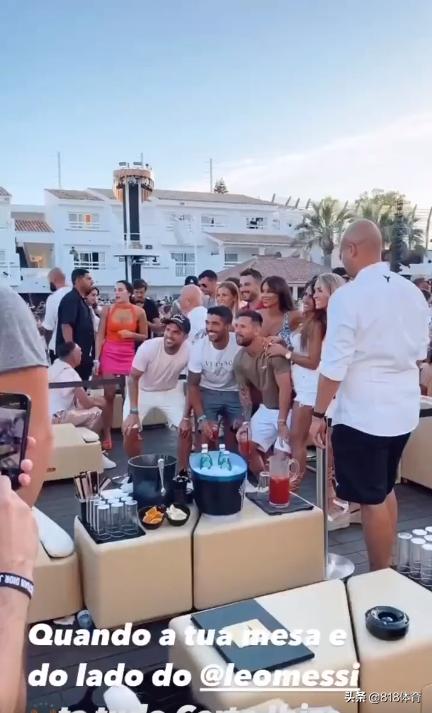 球王!梅西伊比萨岛蹦迪偶遇里贝里,刀疤脸拽着梅老板胳膊主动搭讪