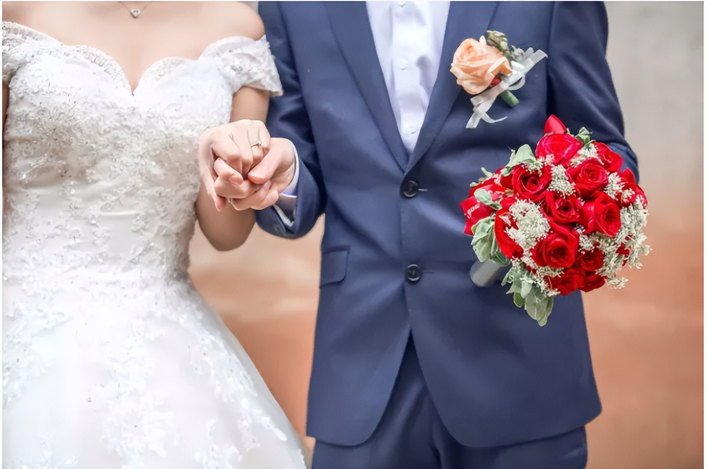 婚礼上公公醉酒当场亲新娘后续,醉酒公公暴打儿媳