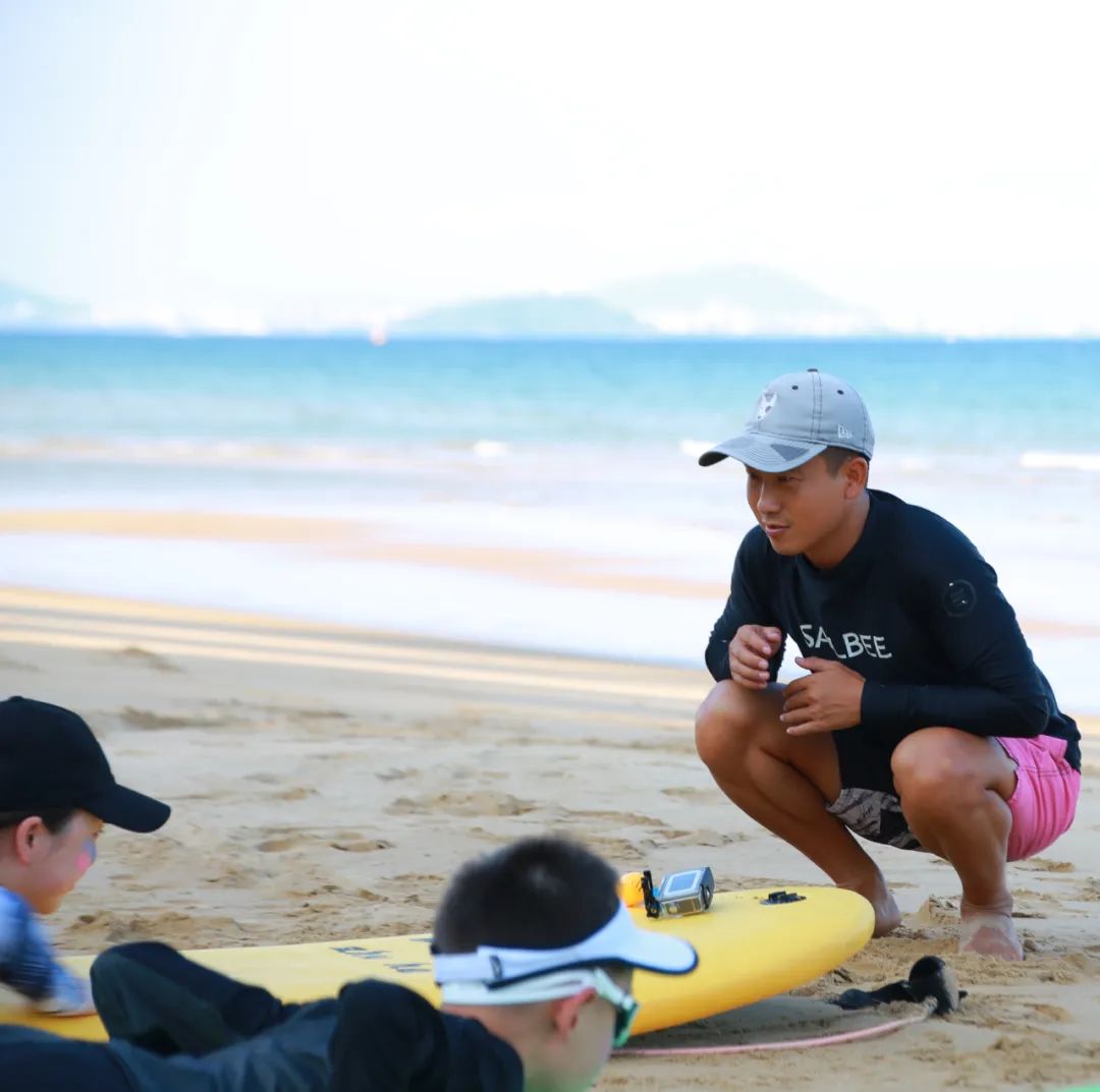 三亚滑水冲浪网红,三亚大批网红占据海滩