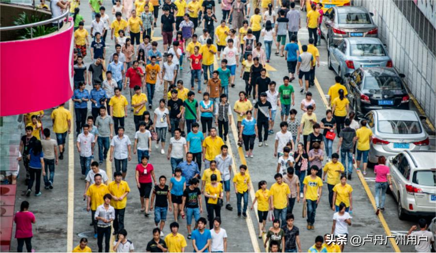 20年拍下150万张“东莞女工”在国外爆火：中国制造，不可思议！