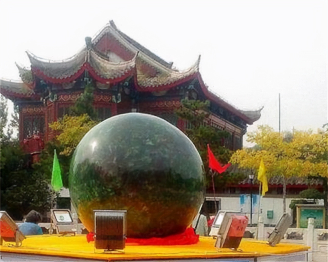 男子跋涉千里挖出6吨重夜明珠,男子挖出直径一米的夜明珠