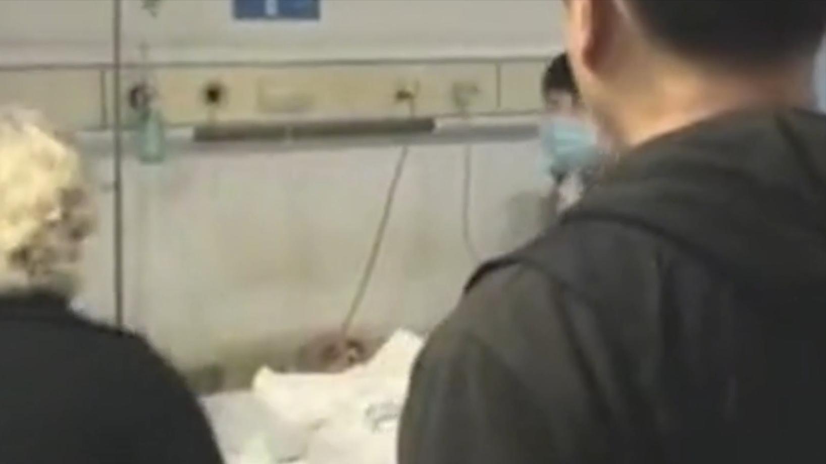 六旬老人晕倒医生急救援,八旬医生抢救老人