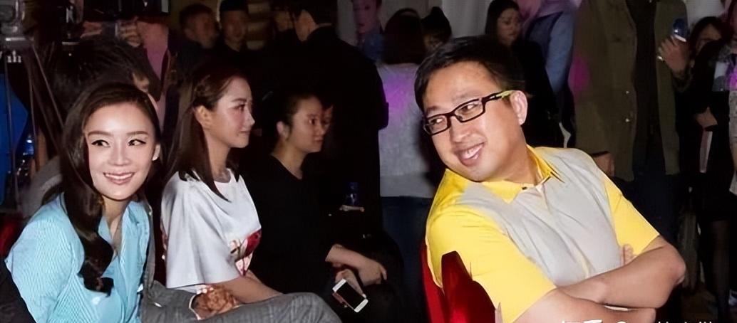 袁姗姗戴帽子参加婚礼,袁姗姗参加弟弟婚礼衣服