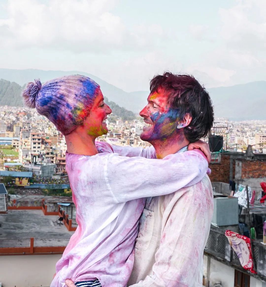 这对年轻夫妻放弃高薪，旅行2年花光存款，潇洒8年后向全网凡尔赛