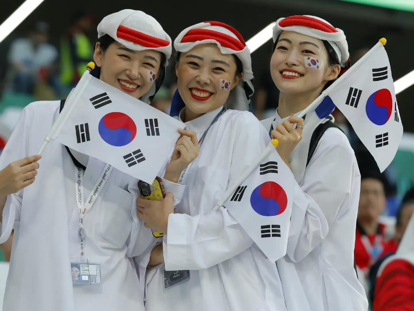 世界杯小组赛结束,日韩杀进世界杯十六强,国人对国足寄予厚望