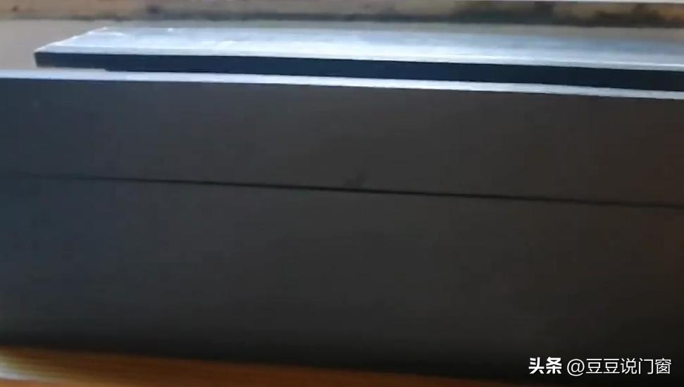 千万不要用这种断桥铝窗，比假断桥还差劲，不安全还容易漏水