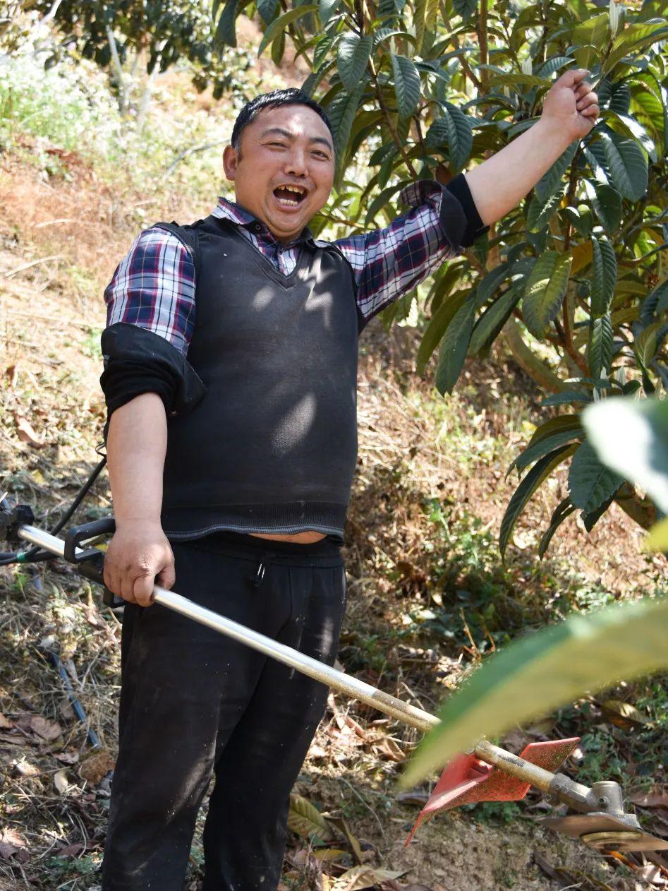 90后小伙卖水果成亿万富翁,靠卖水果一年挣千万