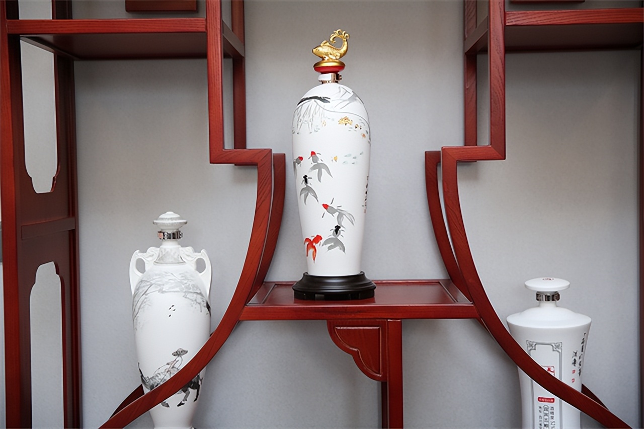 适合送礼高端文创礼品，89600元五粮液股份52度春夏秋冬名家名酒