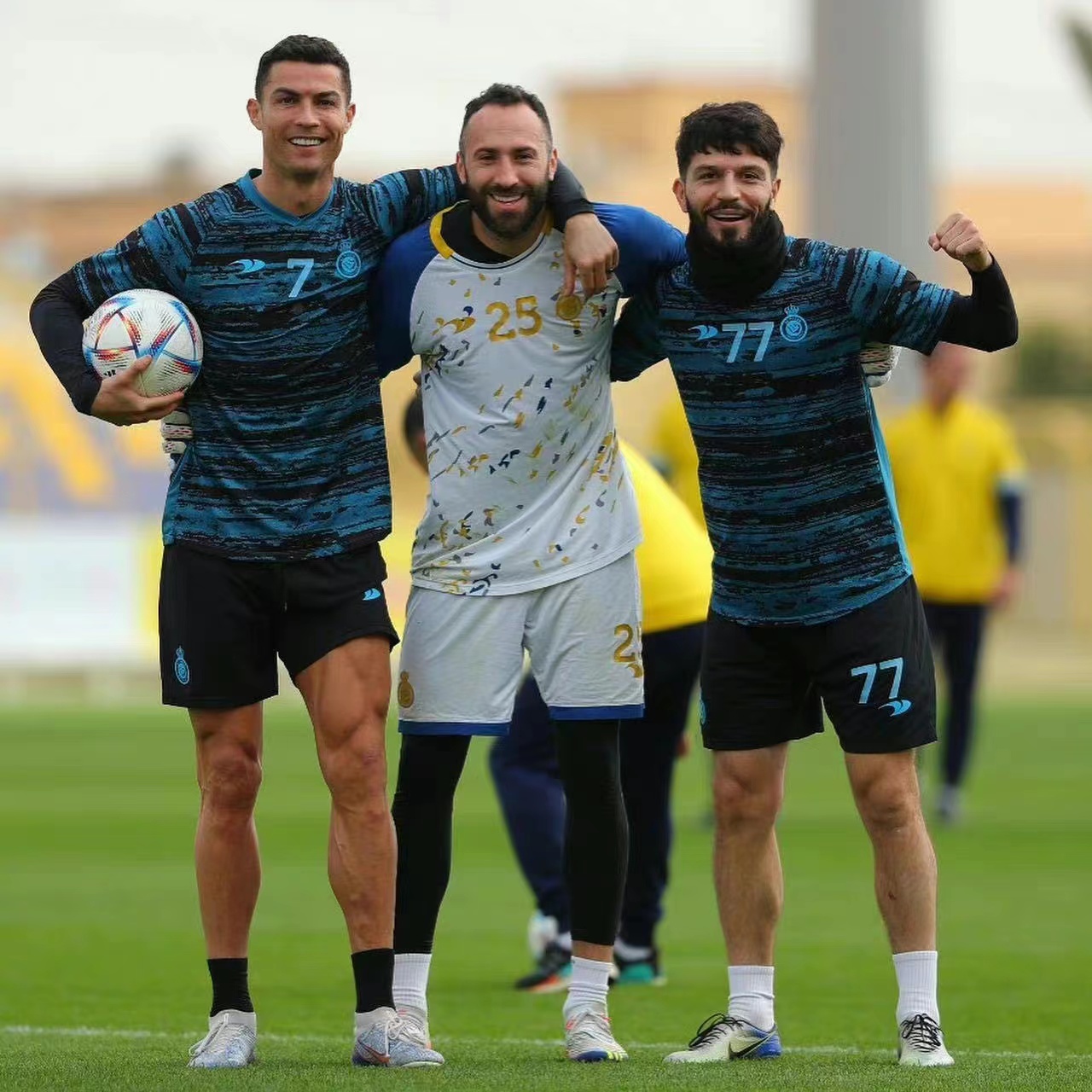 c罗开怀一笑,c罗挥拳庆祝曼联