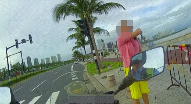 珠海男子晕倒急救,广东一男子户外中暑