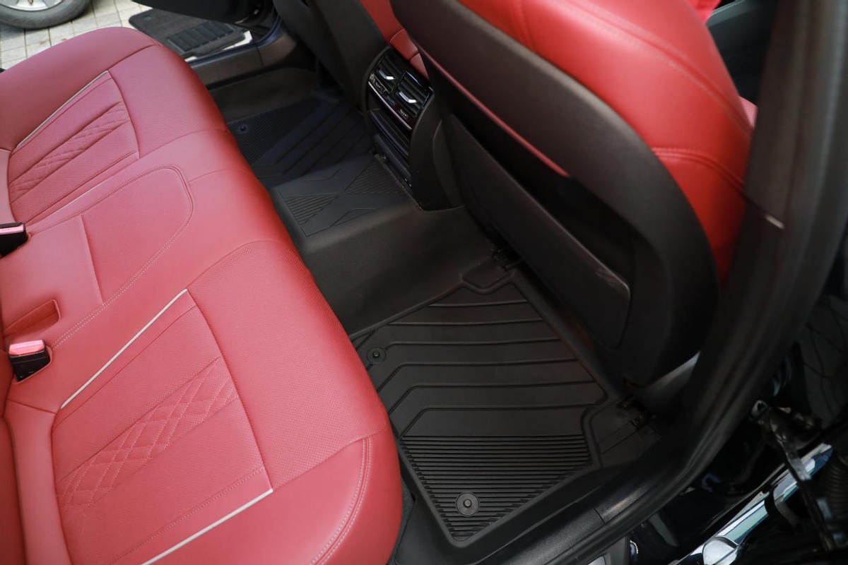 宝马530脚垫全包好还是半包好,宝马530用什么脚垫