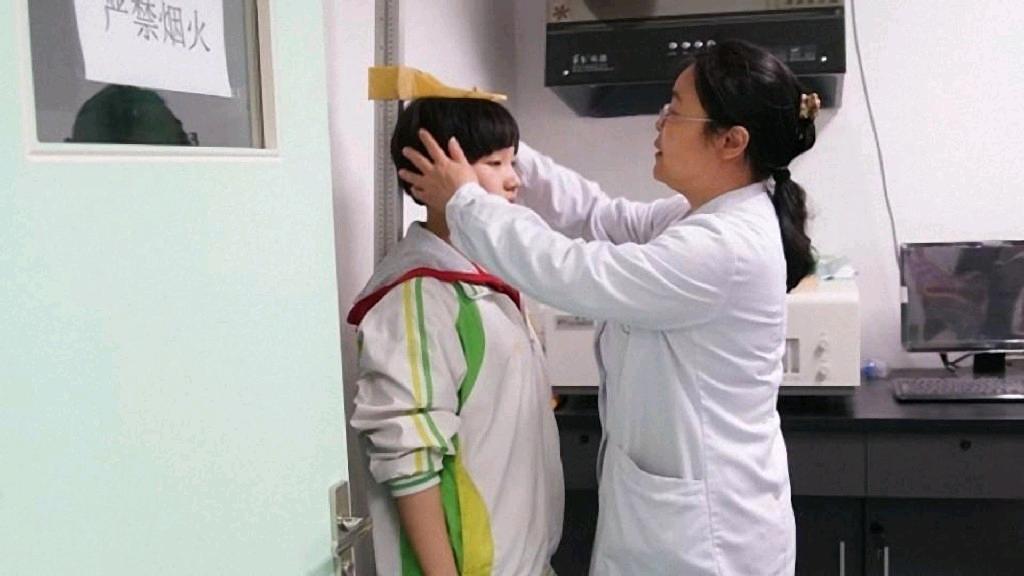 8岁男孩喝奶三年没有长个子,9岁男童连续3年睡前喝奶