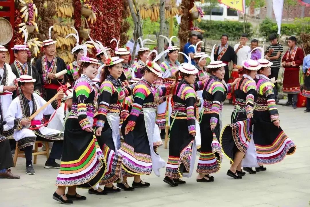 白马人的服饰,白马人服饰