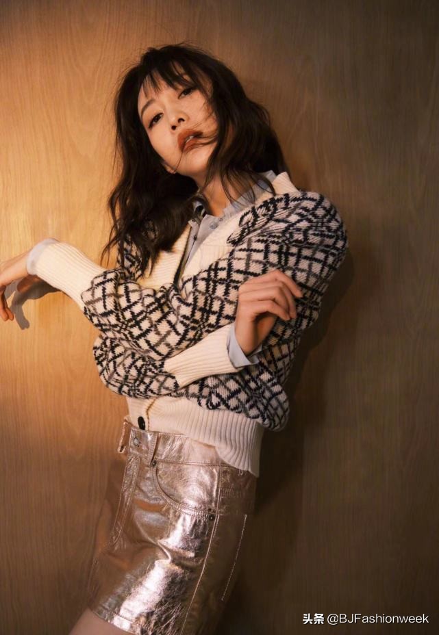 王鸥穿白色吊带搭阔腿裤高挑纤瘦,王鸥身穿网格套装裙搭配过膝长靴