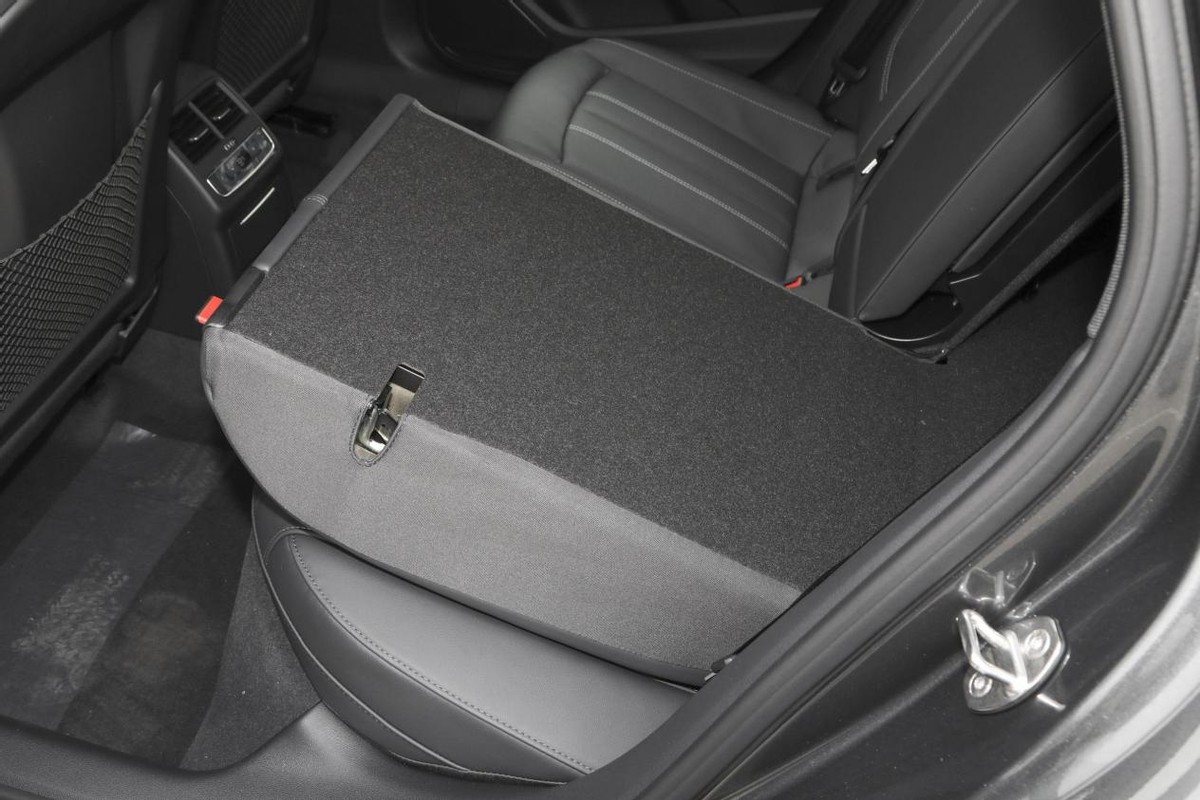 奥迪a4l2019款45tfsiquattro,轴距2.8米以上紧凑型