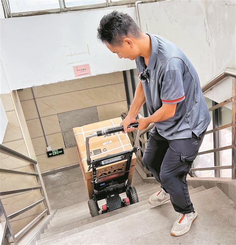 深圳做顺丰快递员好干吗,在深圳专门帮外卖小哥送餐上楼