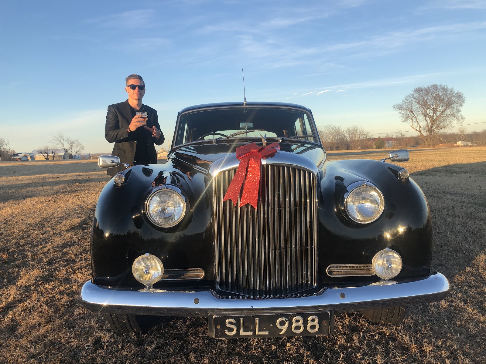 一个卖眼镜的小伙,一个卖眼镜的小伙子