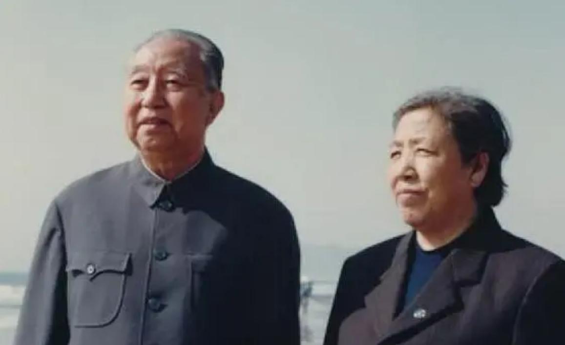 2008年*国锋华**去世，葬礼上一男子高举横幅，用16字诠释了他的一生