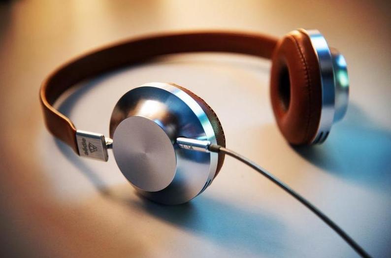 女生闻到男生身上的香味代表什么,女生闻到男生身上的香味很刺鼻